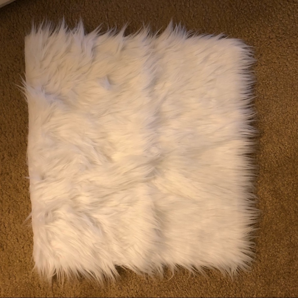 Small faux fur rug.